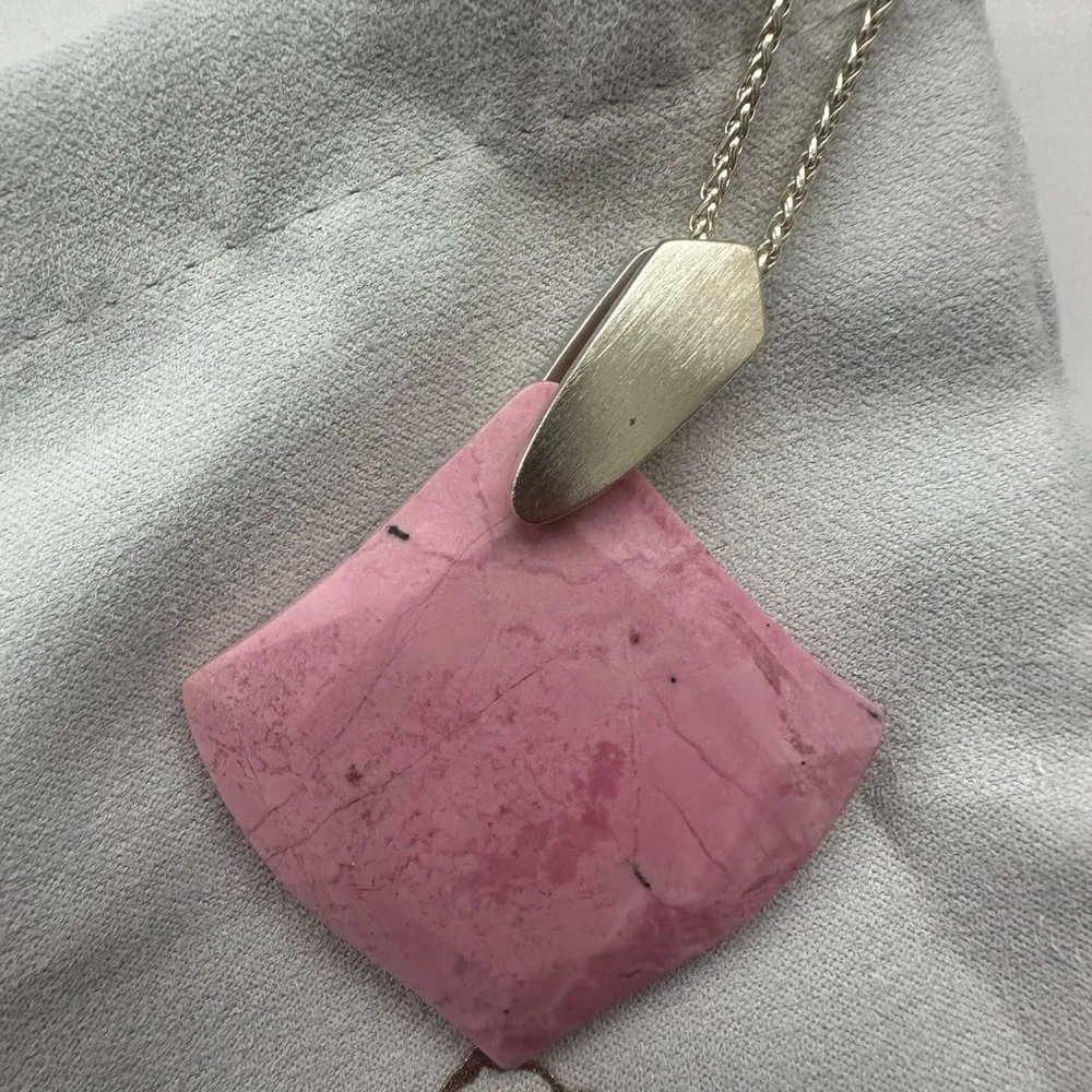 Kendra Scott Aislinn Pendant Pink Rhodonite and Gold Chain Necklace - Image 2
