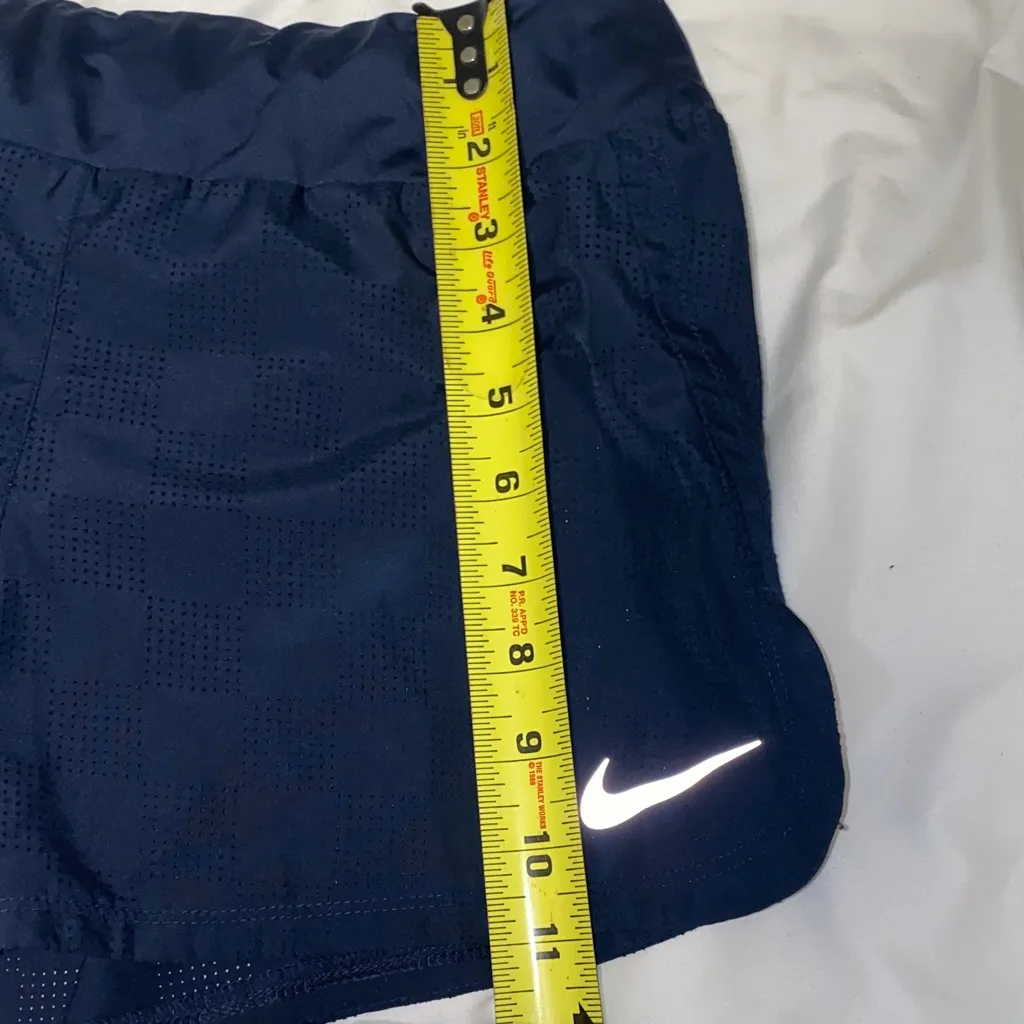 Nike Women's Navy Athletic Shorts - Image 7