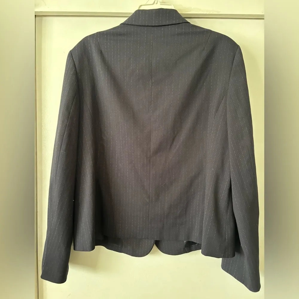 Jones of New York navy black pin strip women’s blazer great condition - Image 6