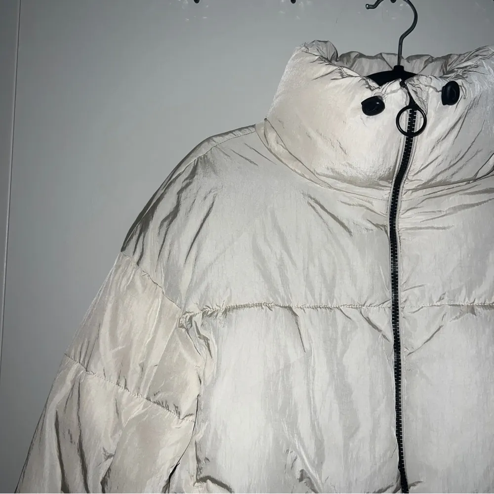 NWT  oyster white water repellent puffer jacket - Image 8