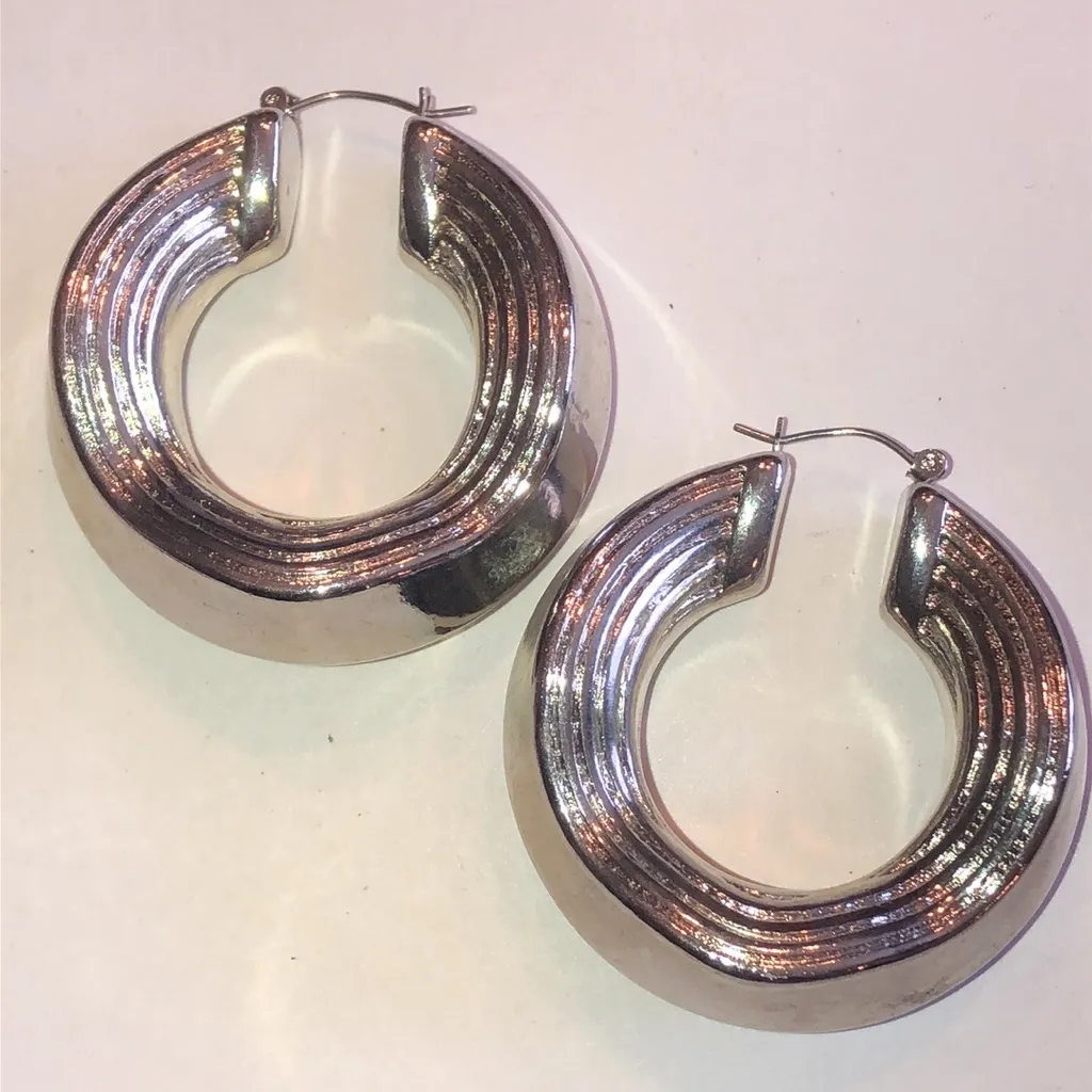 Chunky Silver Tone Wavy Retro Boho Hoop Earrings - Image 5