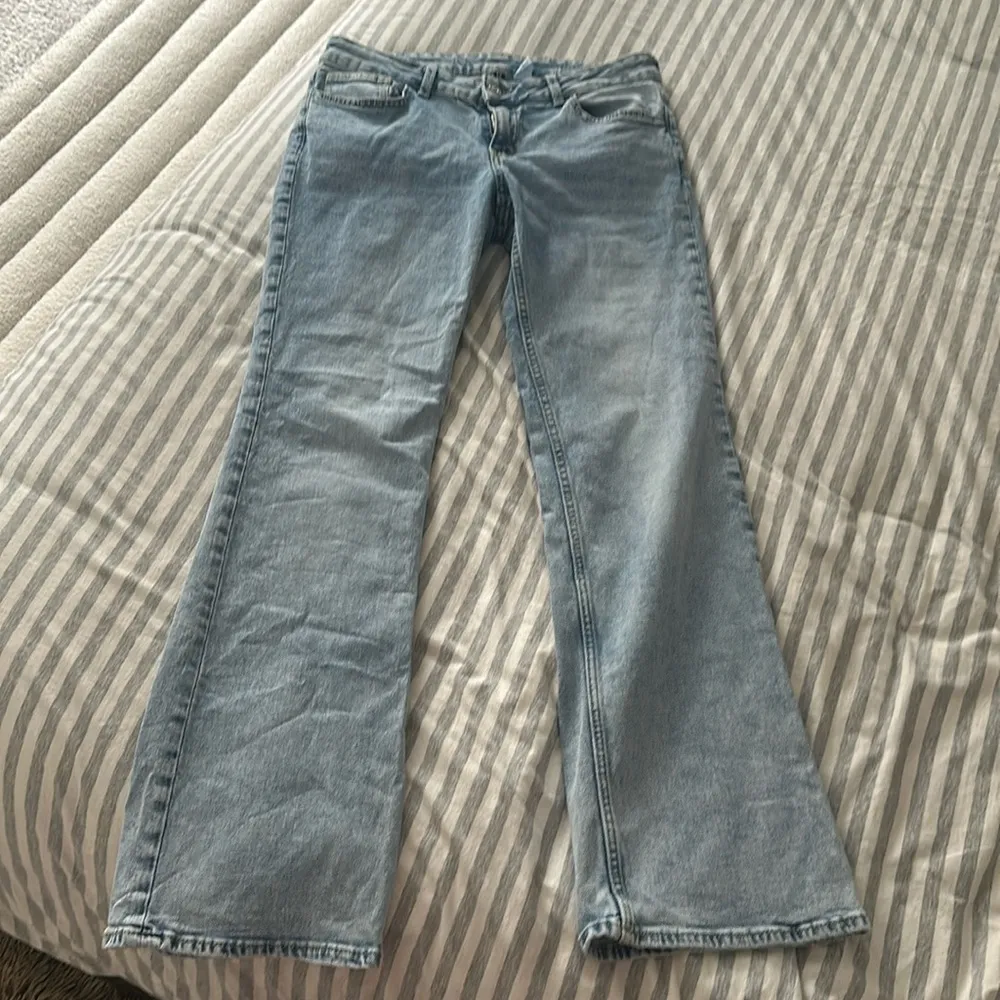 Low rise jeans with light wash - Image 2