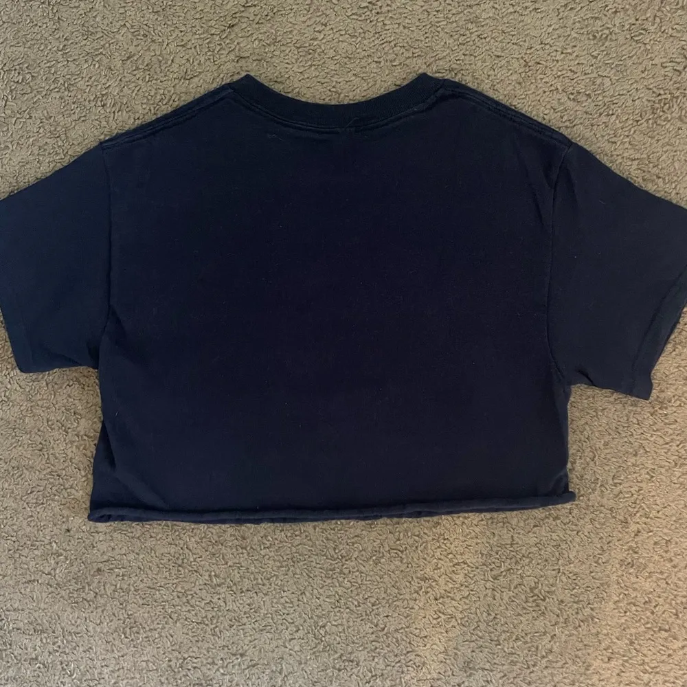 YALE navy size small cropped short sleeve shirt Blue - Image 4