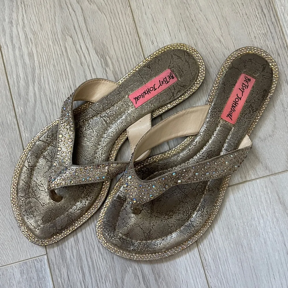 Betsey Johnson Rhinestone Sparkly Flip Flop Sandals Gold (Size 7) y2k 90s - Image 4