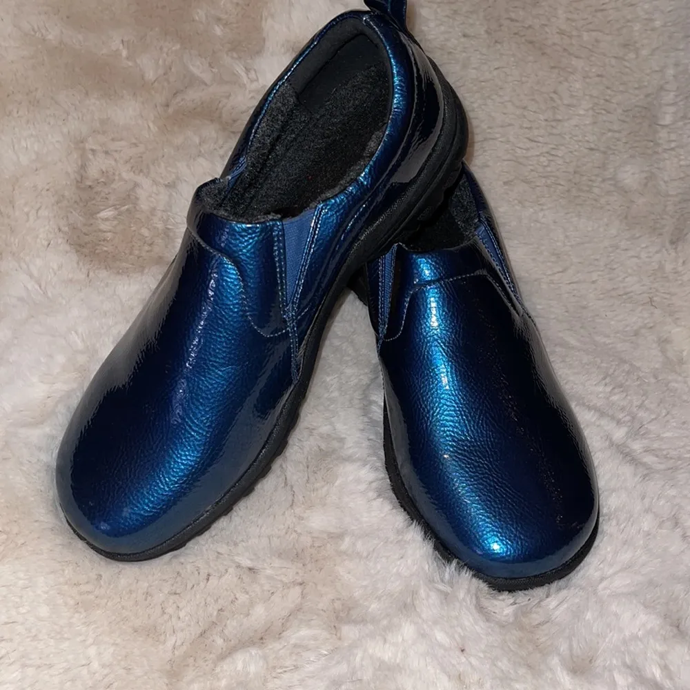 NWOT Wanderlust Blue Iridescent Athletic Clogs 8 - Image 5