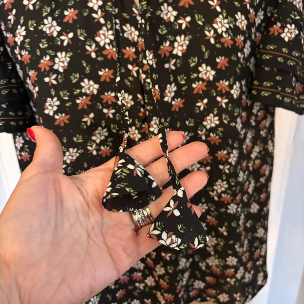 Max Studio Black and White Flutter Sleeve Blouse - Image 5