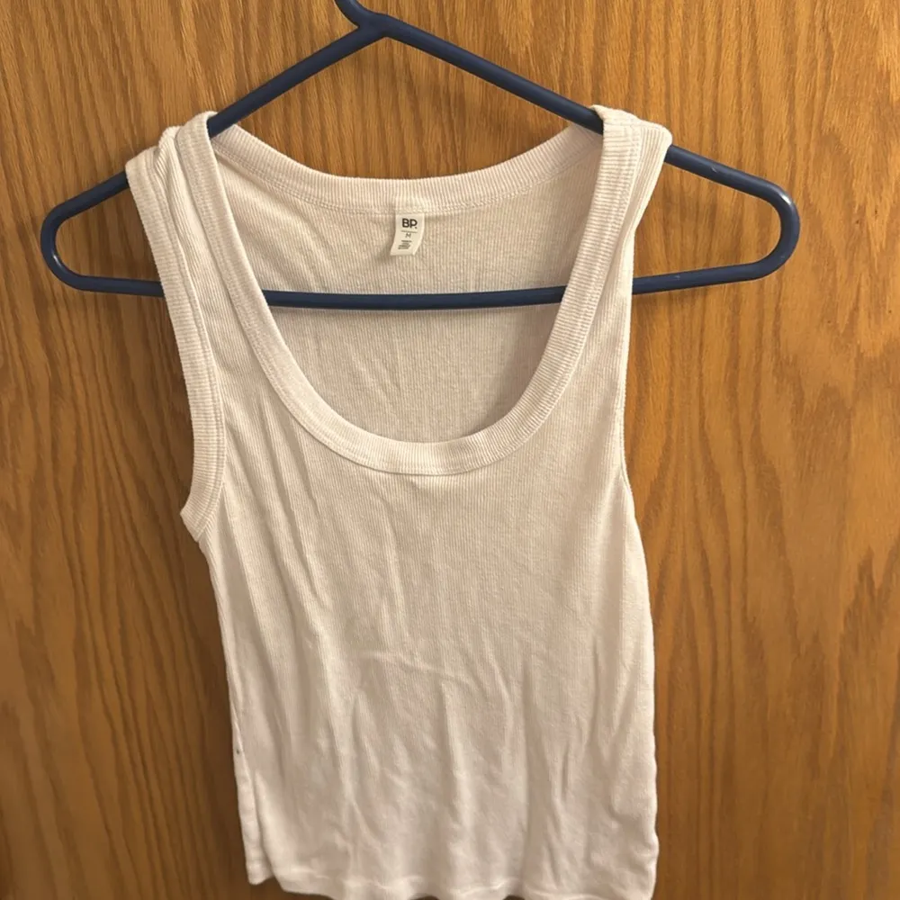 Pack of women’s three women’s shirts and a tank top Size M - Image 2