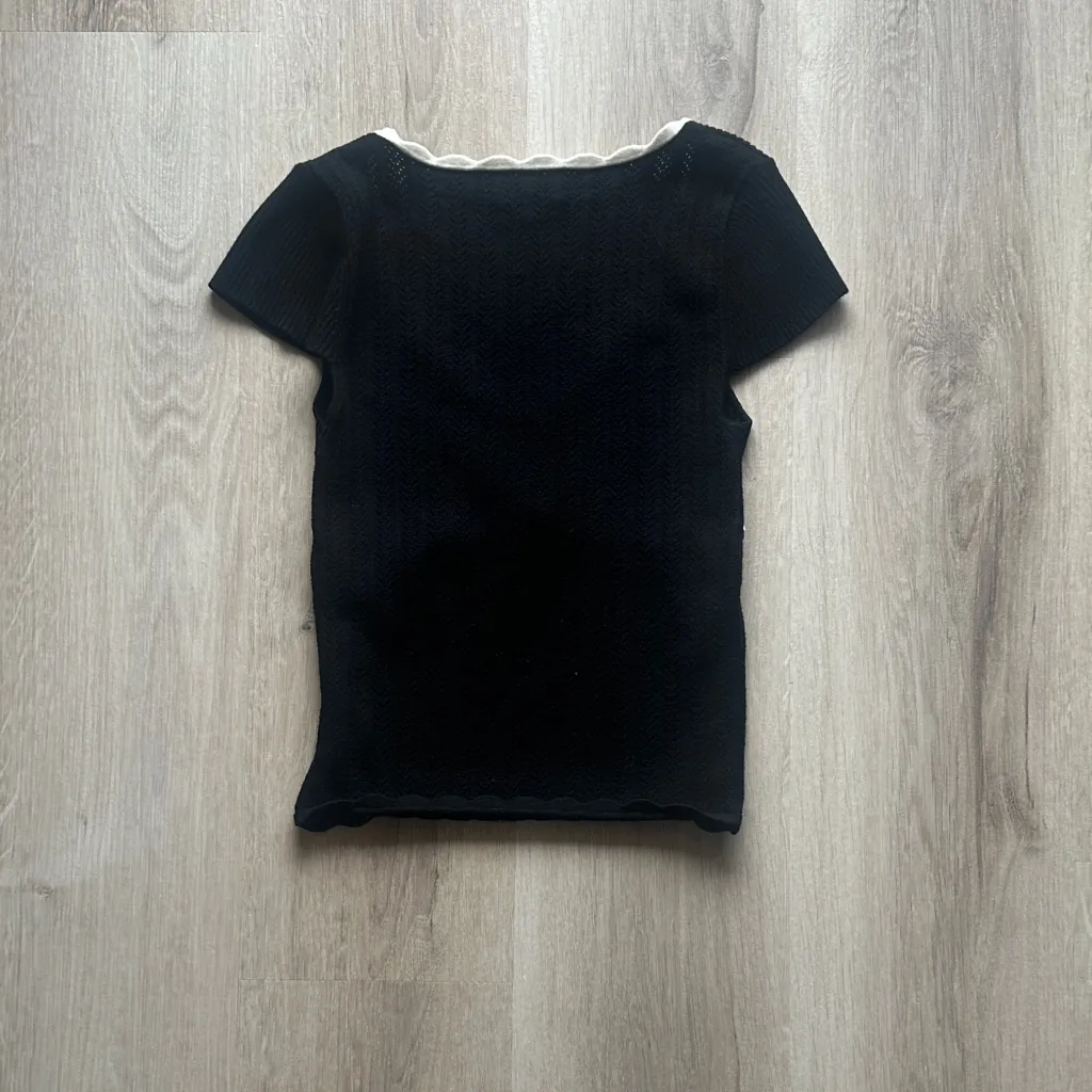 Aritzia Wilfred Black Top with White Trim - Image 2