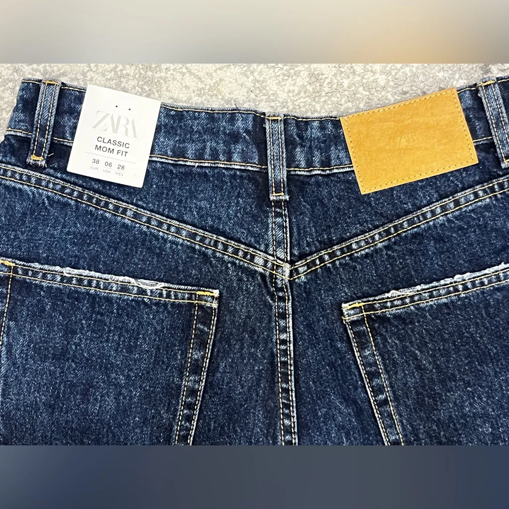 Zara denim shorts in the mom fit style Size 06 high rise - Image 4