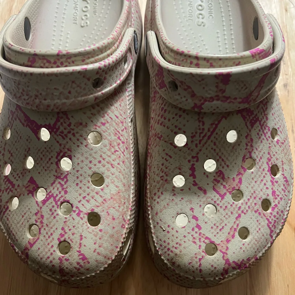 Crocs Snakeskin Sandals Pink and White Size 8 Sleek & Stylish Comfort - Image 2