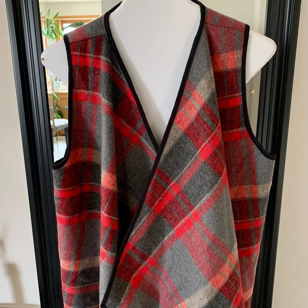 Veveret Plaid Vest Size L - Image 2
