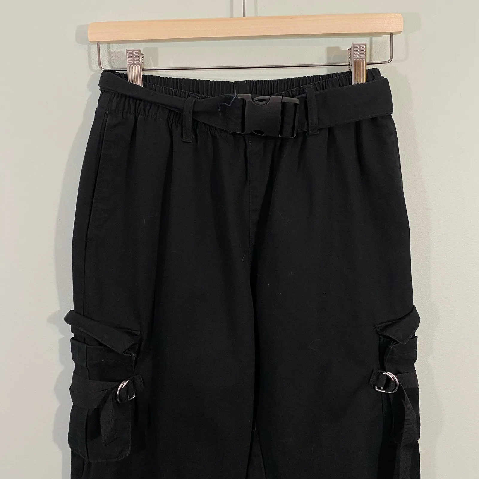 Forever 21 Women's Black Utility Cargo Pants Size M - Image 9