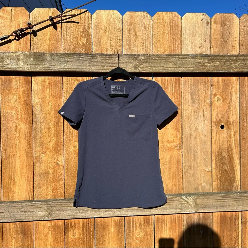 FIGS Catarina One-Pocket V-neck Short Sleeve Scrub Top quiet navy size XXS - Image 2