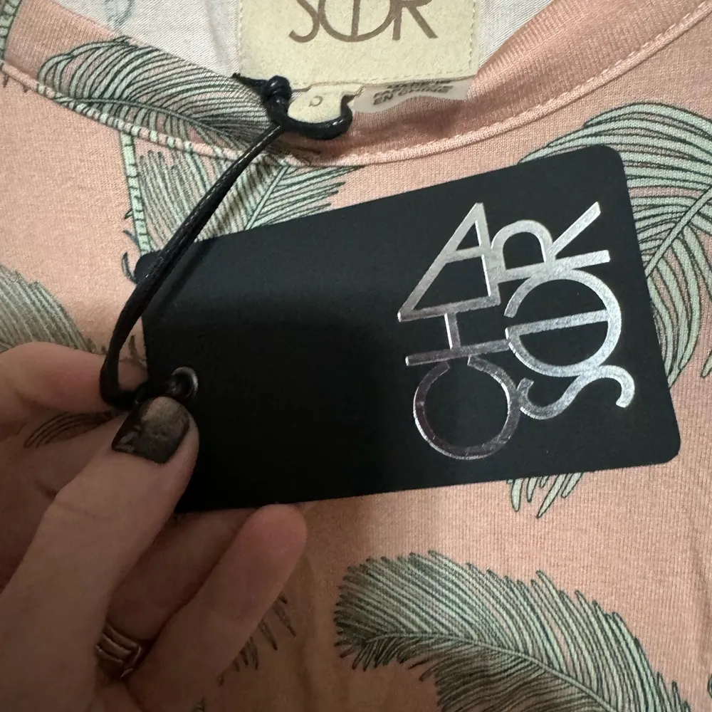 Chaser NWT pink with green ferns leaves - Image 2