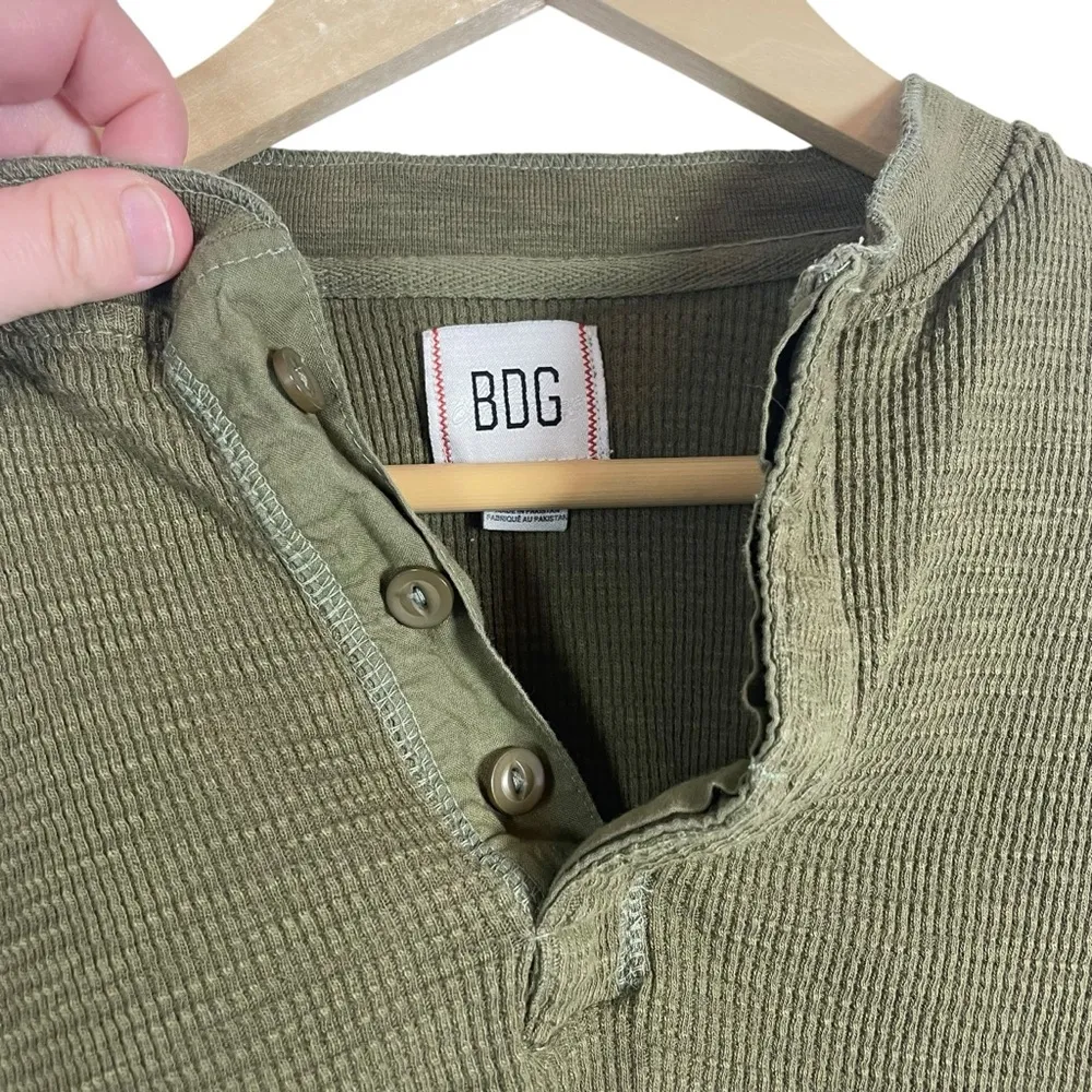 Urban Outfitters BDG Cropped Waffle Knit Henley in Olive Green Size XS - Image 4
