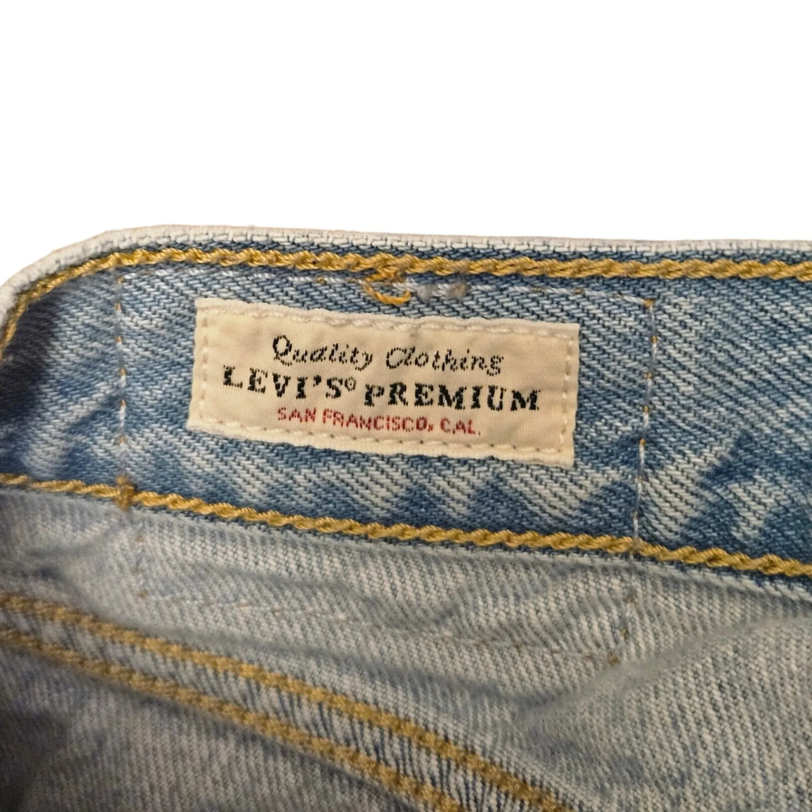 Levi's Premium Wedgie Fit Jeans Women's 28 | Distressed Light Wash‎ High Rise - Image 2