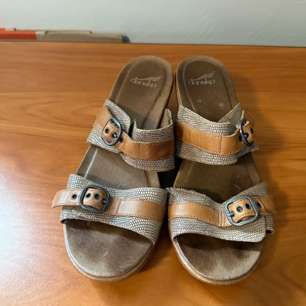 Dansko Jessie‎ Sand Lizard Wedge Sandals Double Strap Buckle 9700032279 Size 40 - Image 2