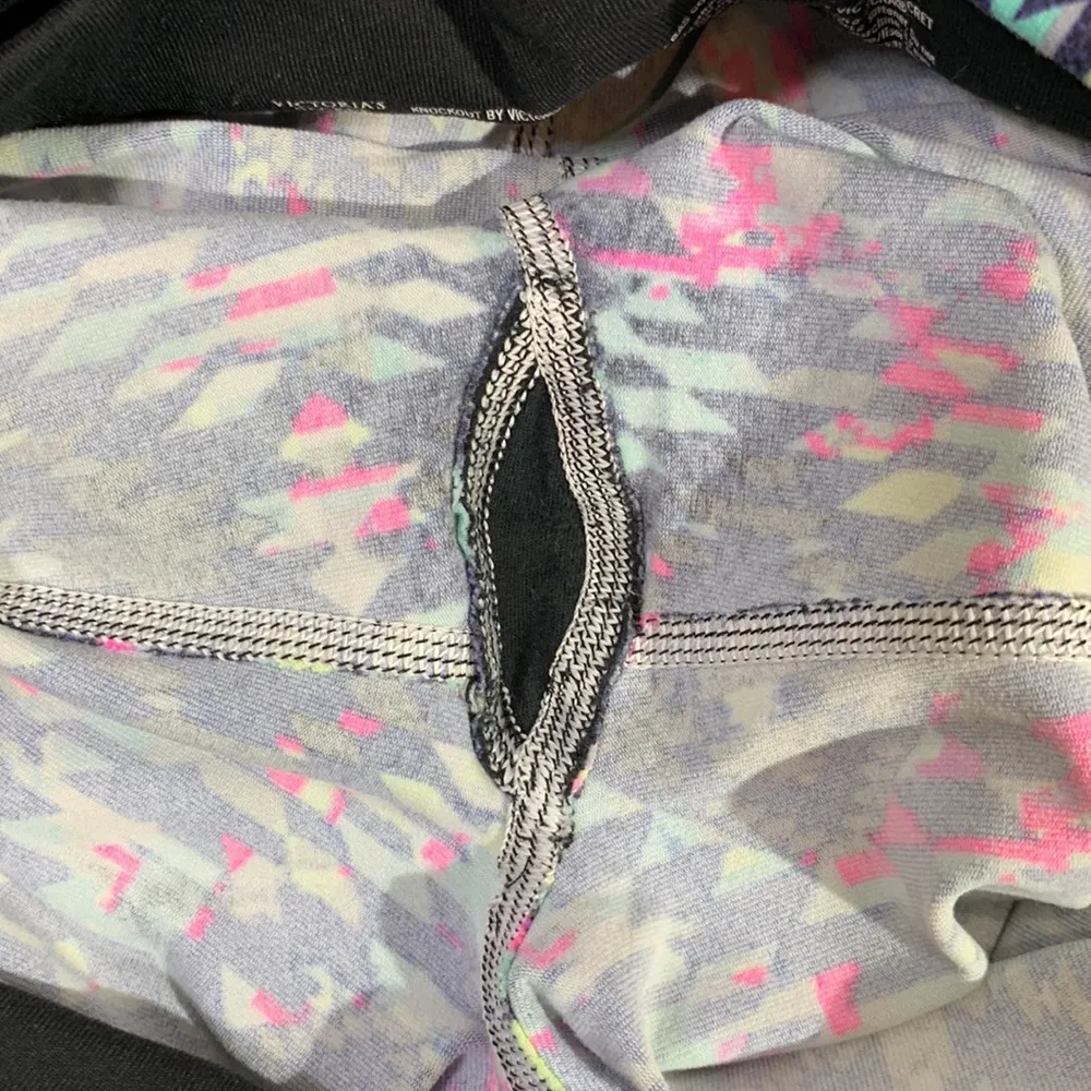 Victoria’s Secret Sport Knockout Crop Tribal Print Leggings Size M - Image 8