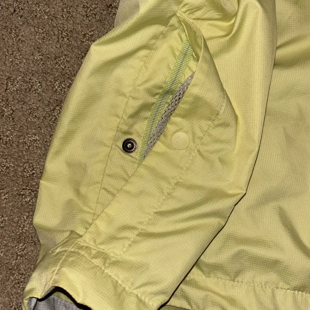 Women’s Columbia windbreaker - Image 4