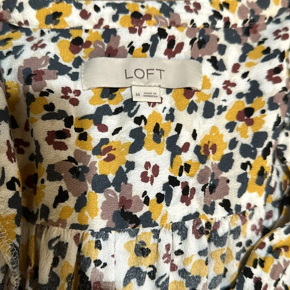 GUC Loft size medium v neck floral blouse - Image 4