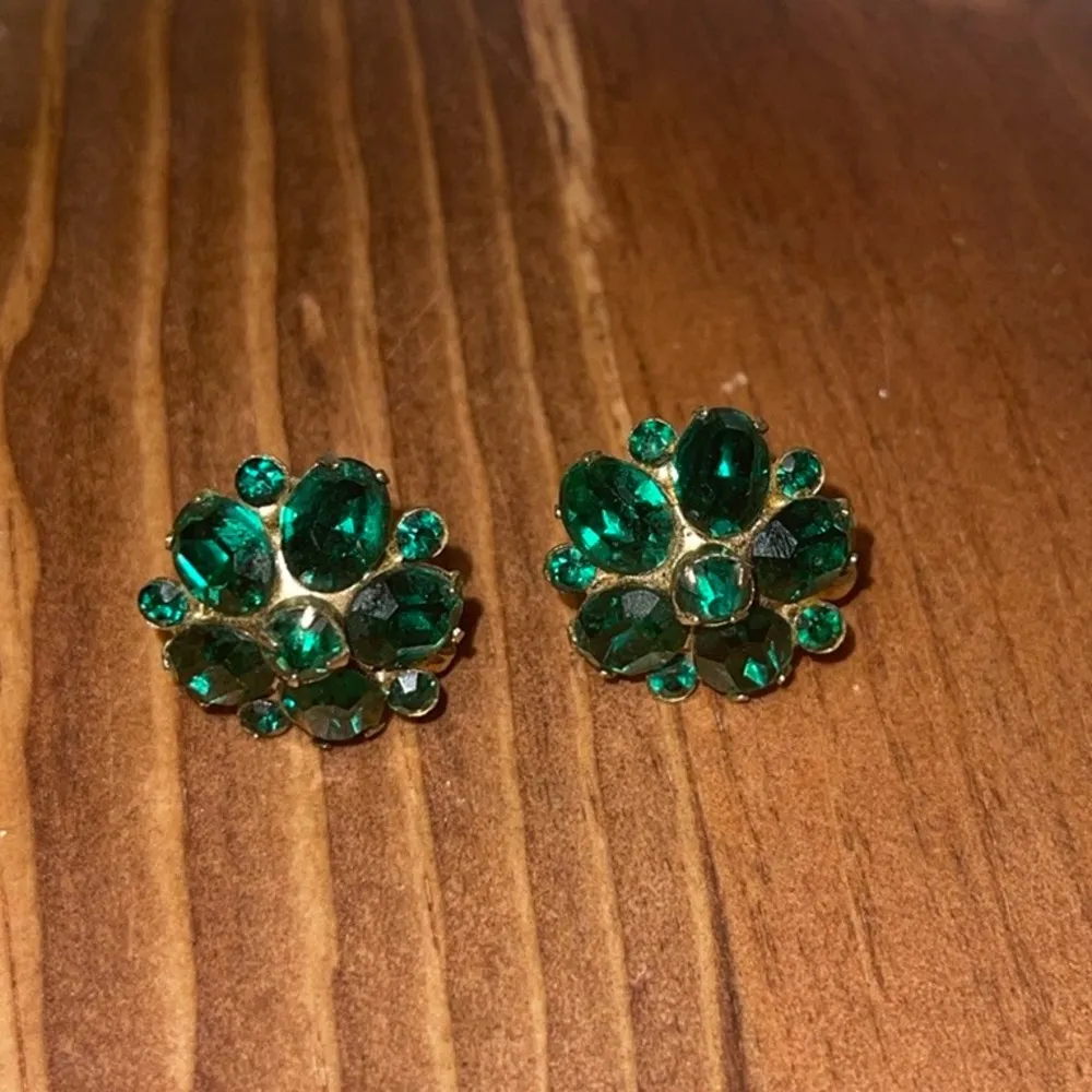 Vintage Stunning CORO Screw Back Earrings Emerald Floral Rare 50s - Image 2