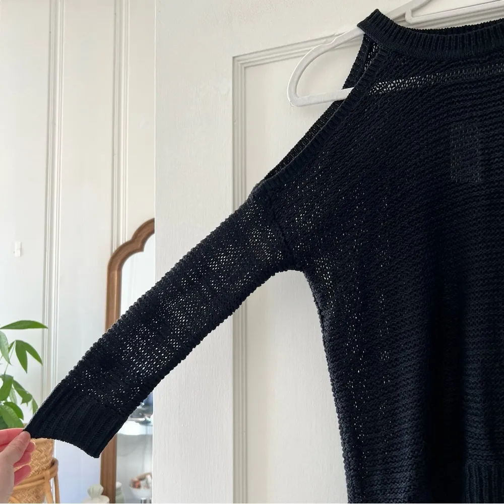 ⭐Express Black Cold Shoulder Cutout Crewneck Ribbed Knit Sweater Size XSmall NWT - Image 3