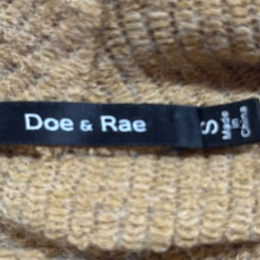 Doe&Rae Size Small cardigan has an open front with a draped collar design - Image 4