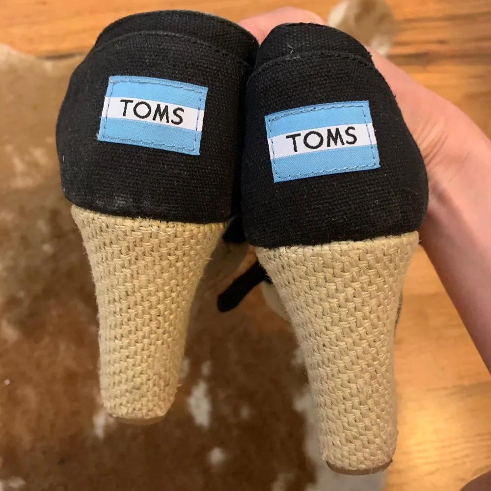 Toms  Wedge Sandals (size 8) - Image 4