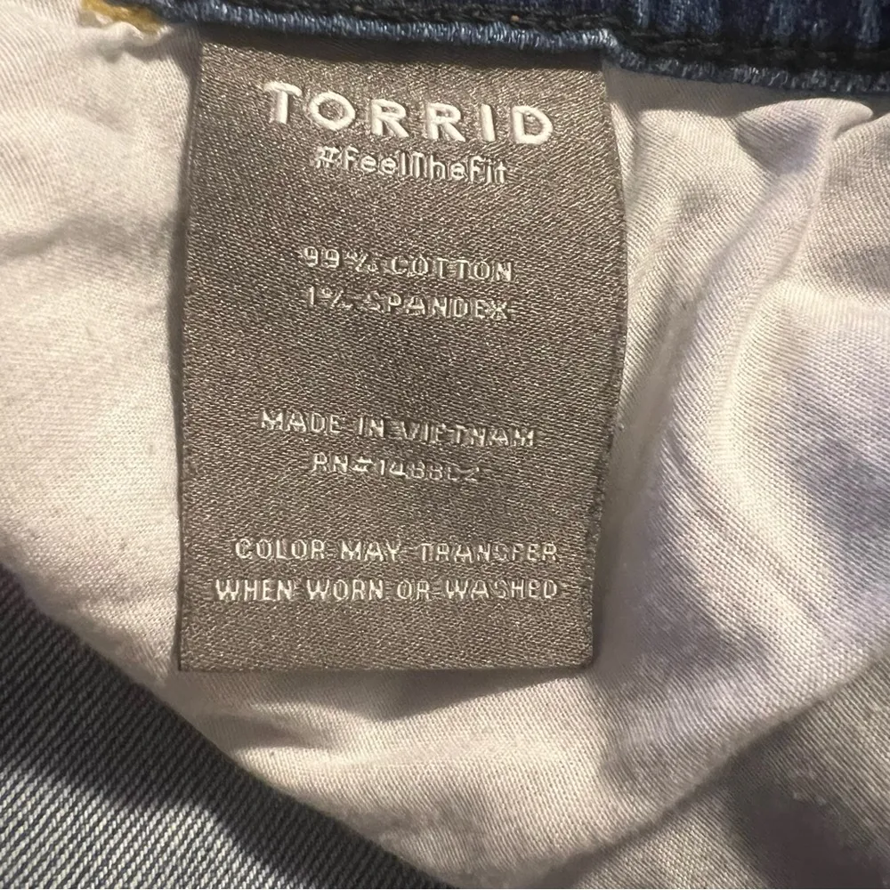 Torrid women’s jeans pants sz 18 crop boyfriend distressed raw hem - Image 4