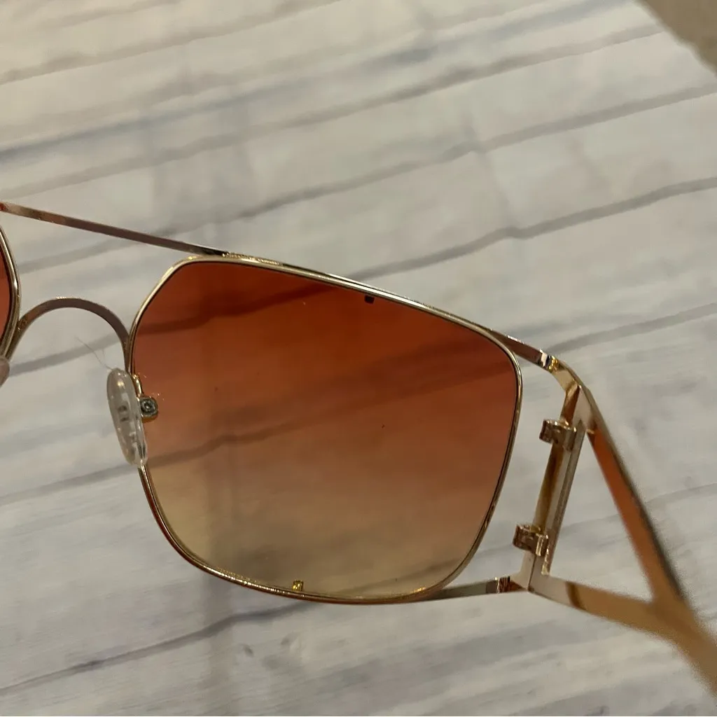 Quay Australia  Baddie Behavior Sunglasses - Image 5