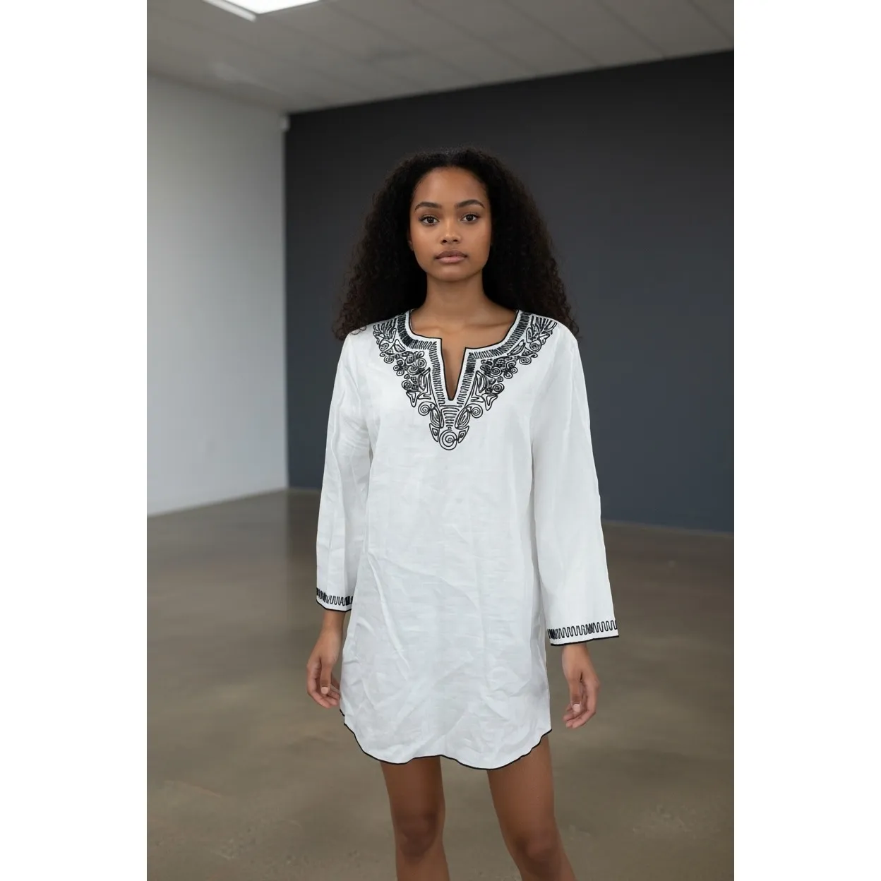 Peter Nygard  White Linen Embroidered Tunic - Image 2