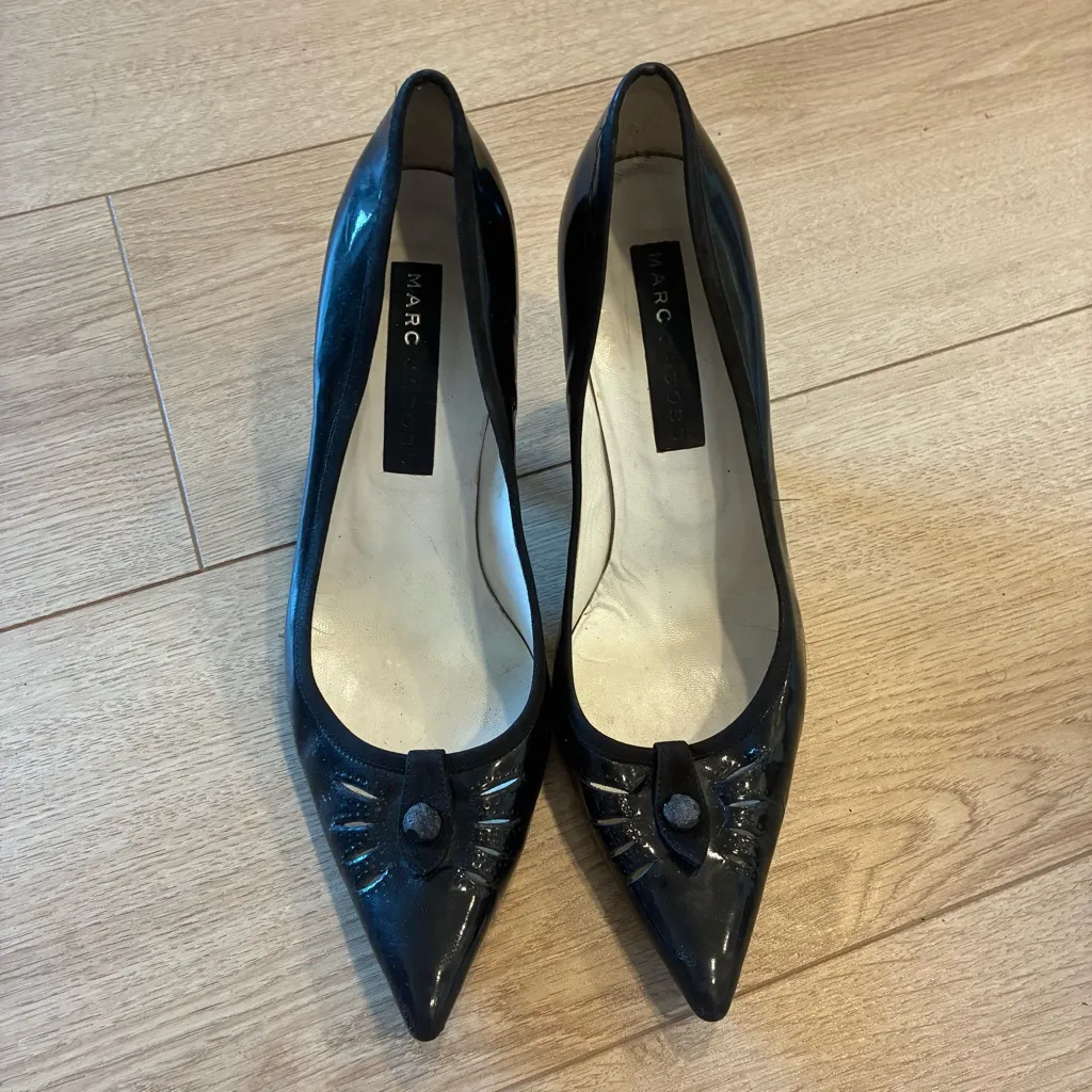 Marc Jacobs Patent Leather Pointed Toe Kitten Heel Pump Made in Italy Size 8.5 - Image 4