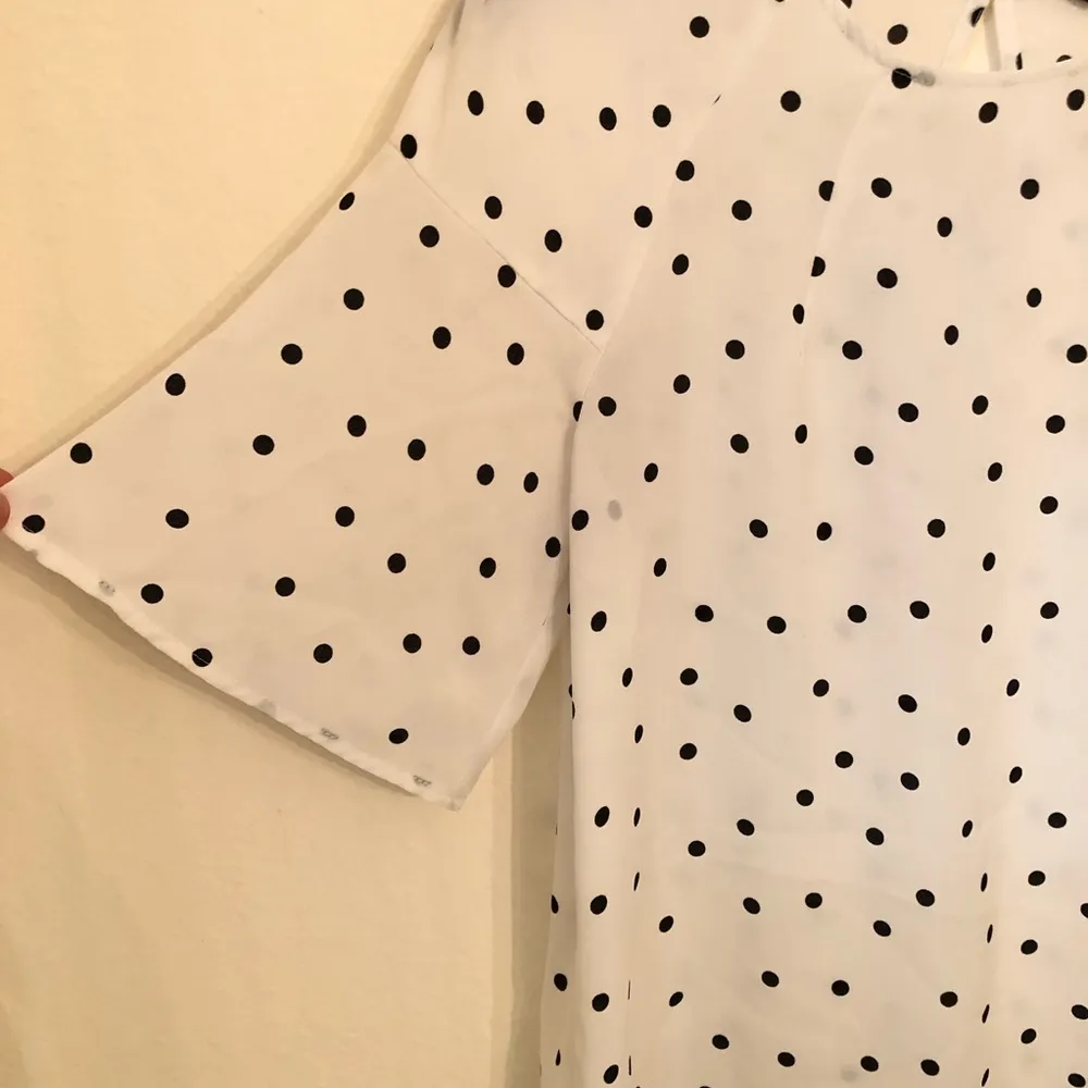 Banana Republic short sleeve white w/black dot top XS - Image 5