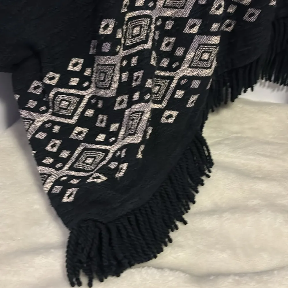 MOSSIMO BLACK AND CREME WRAP SIZE SMALL/MEDIUM…PM…OVERSIZED WITH FRINGE ON HEM - Image 4