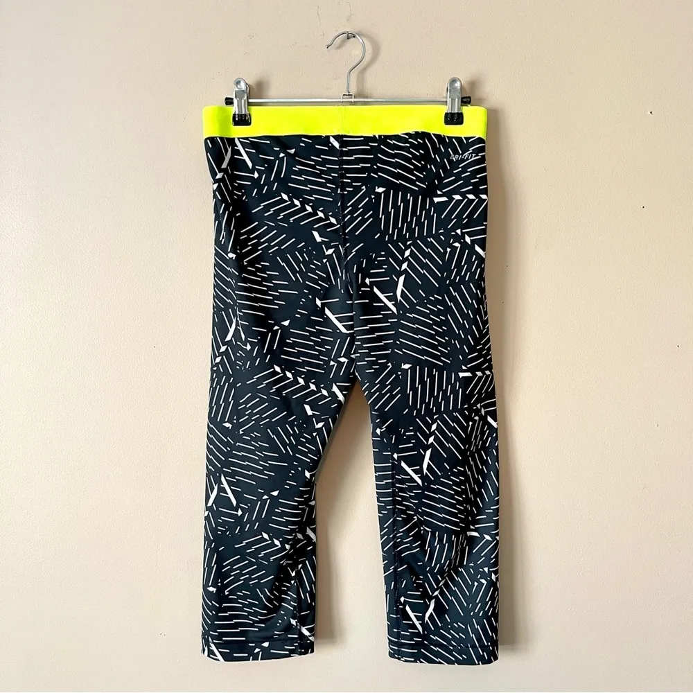 NIKE PRO | Printed Capri Leggings Sz L - Image 5