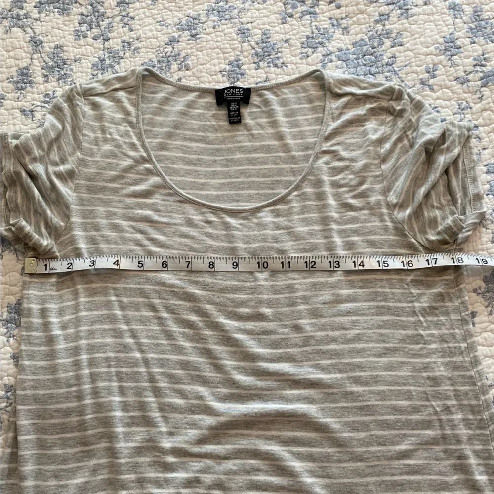 Jones New York Gray and White Striped Short Sleeve Top Size Medium - Image 4