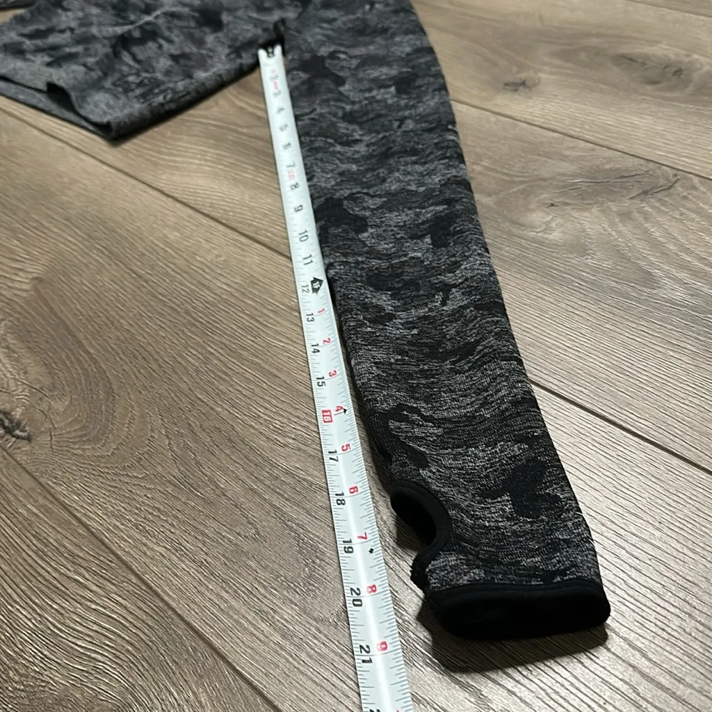 Gymshark Adapt Long Sleeve Seamless Crop Top Thumbholes Black Gray Camo Small‎ - Image 7