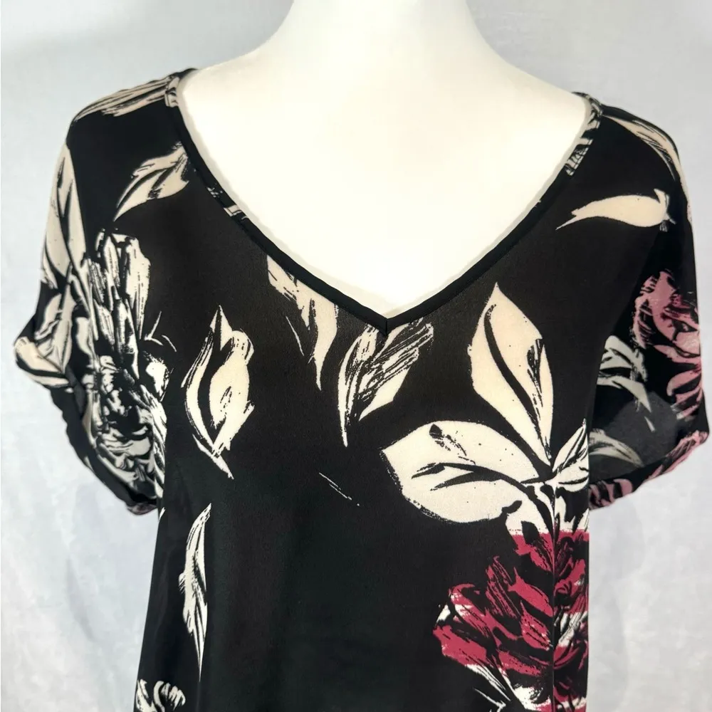 Black short sleeve mixed media floral top size medium - Image 2