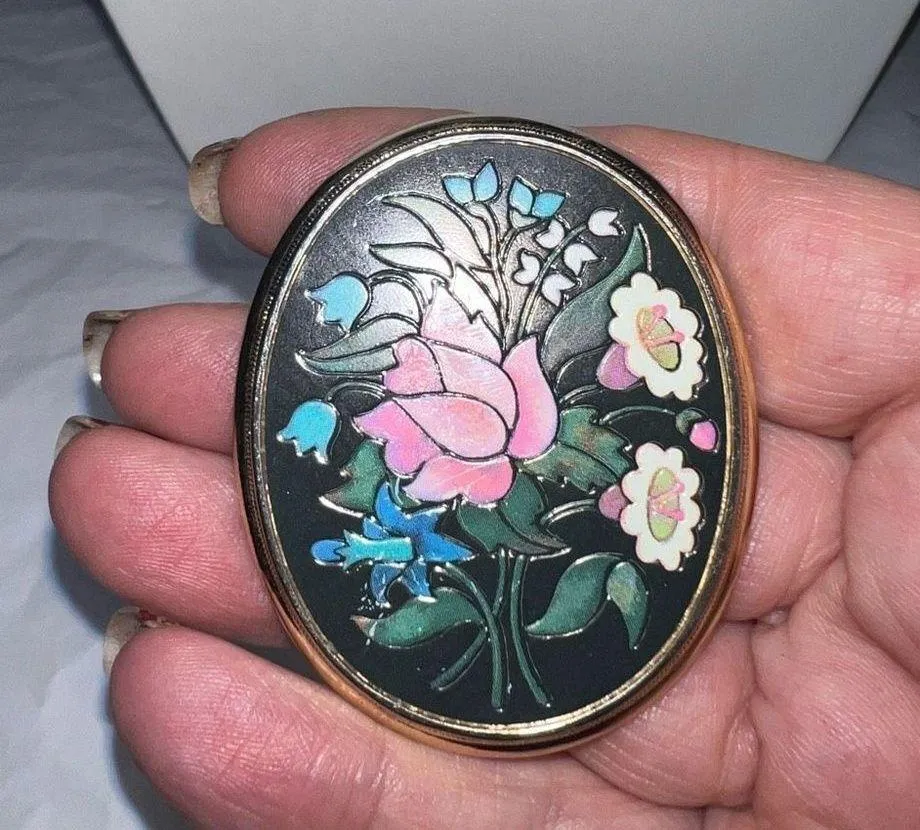 Vintage Avon Gold Tone Embroidered Look Pendant Gold - Image 3