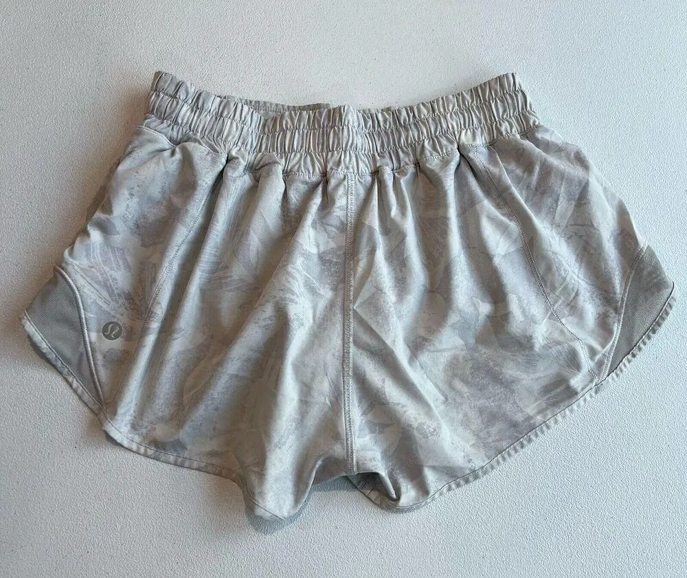 Lululemon  Hotty Hot Short Low Rise *2.5" Mini Tropical Shadow Starlight Size 6 - Image 2