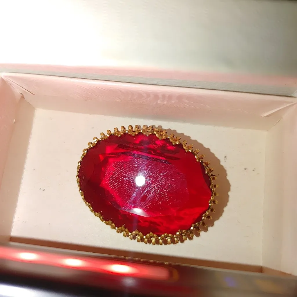 Victorian Oval Brooch Pin Germany Stamped Vintage Faceted Red Glass Gold Toned - Image 13