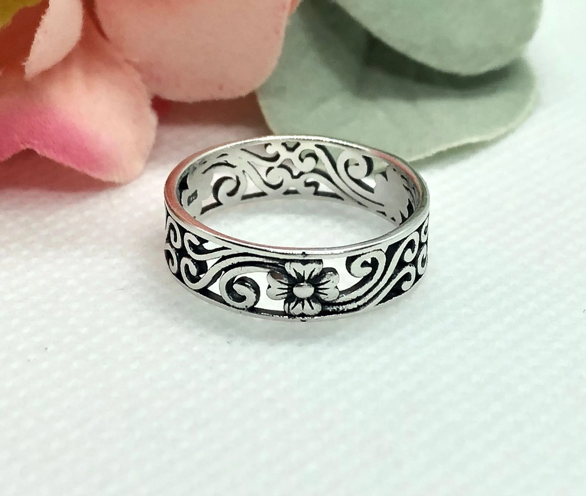 Flower Leaves Eternity Band | Size 8 Silver - Image 10