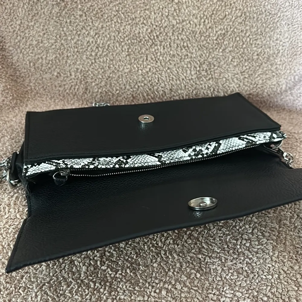 Steve Madden clutch crossbody purse black/snake print with silver chain - Image 3