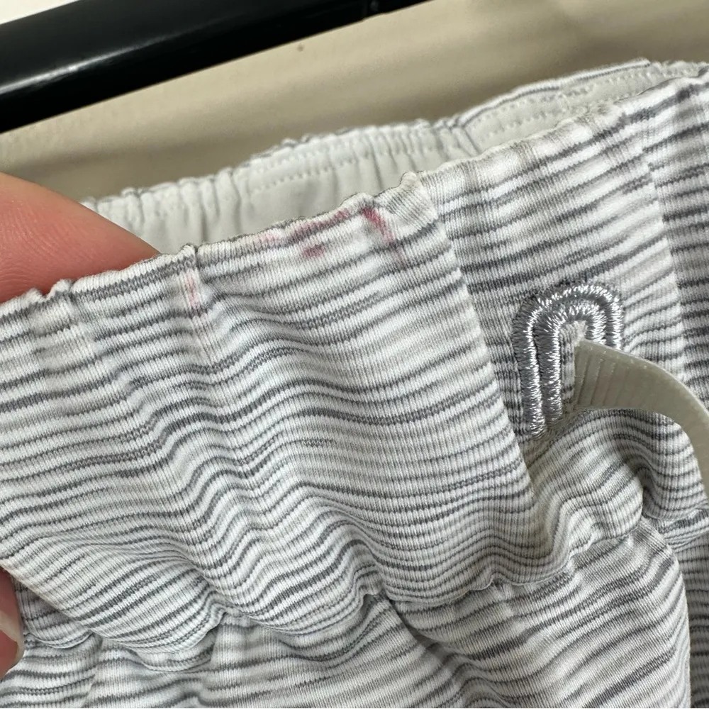 Lululemon On The Fly Shorts 2.5" Womens 4 in Wee Are From Space W7AT0S - Image 7