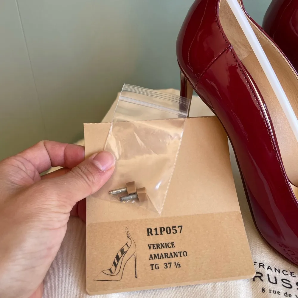 NWOB  R1P057 Vernice Amaranto (Red Patent Leather) Pump Sz 37.5 - Image 4