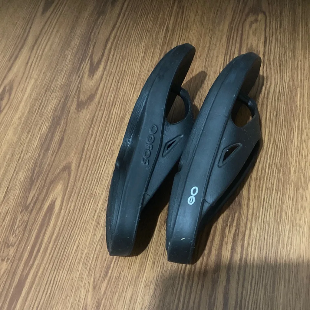 OOFOS Black Recovery Sandals Size 7 - Image 4