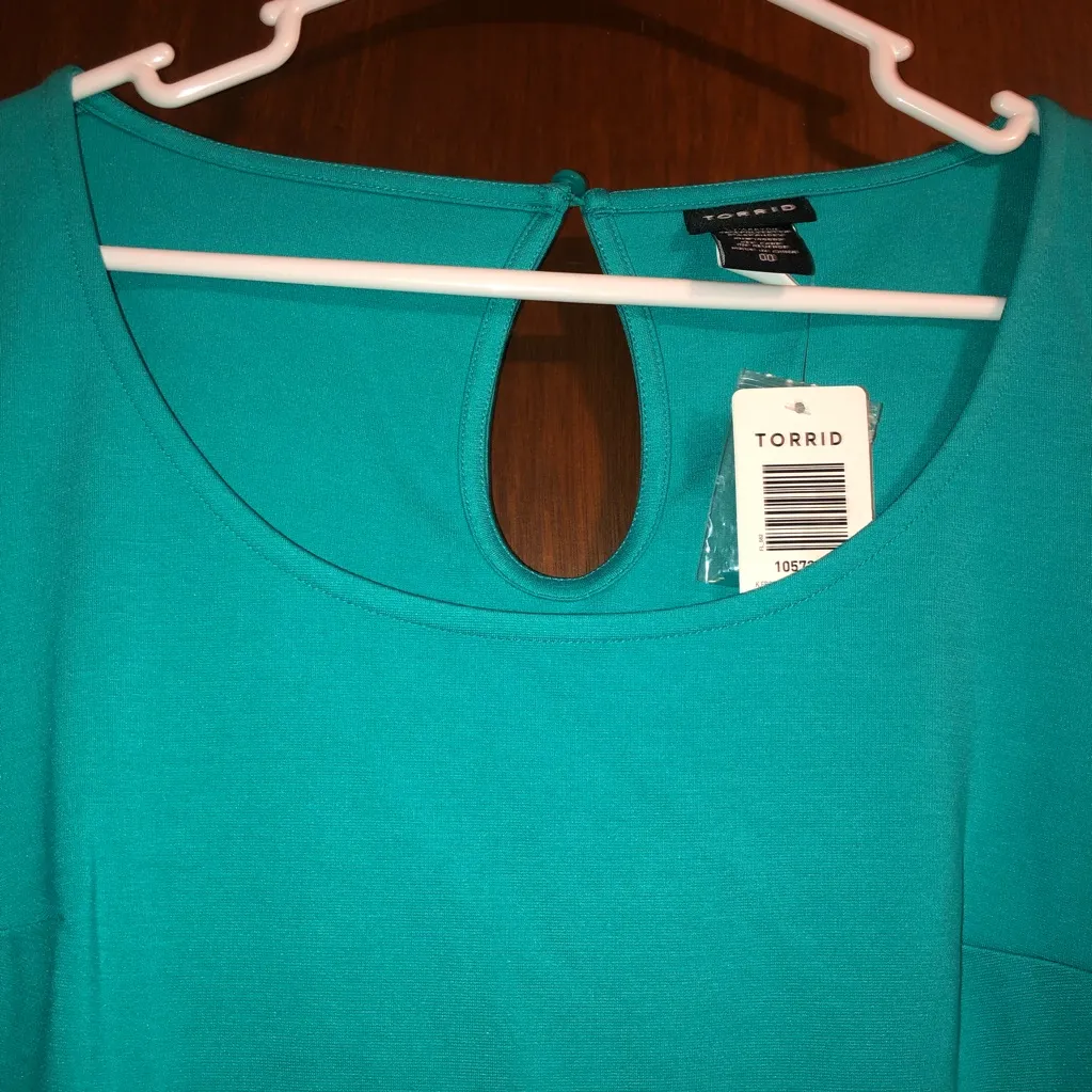 NWT Torrid Woman’s Ponte Keyhole Cutout Top Size 00 (Medium) - Image 4