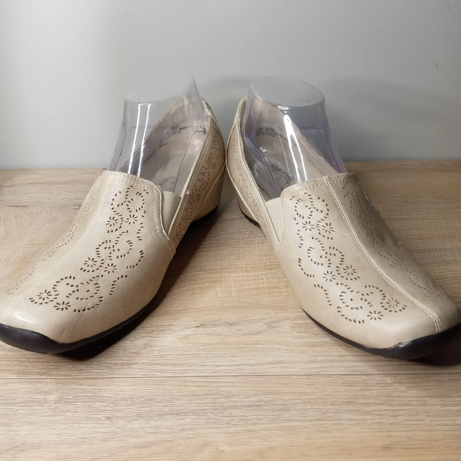 Easy Street Womens Beige Cutout‎ Slip On Comfort Wedge Loafers Size 8W - Image 3