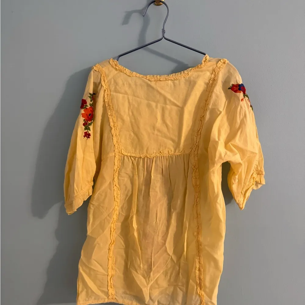 Sundance yellow short sleeve blouse with floral embroidered detail size M Size M - Image 5