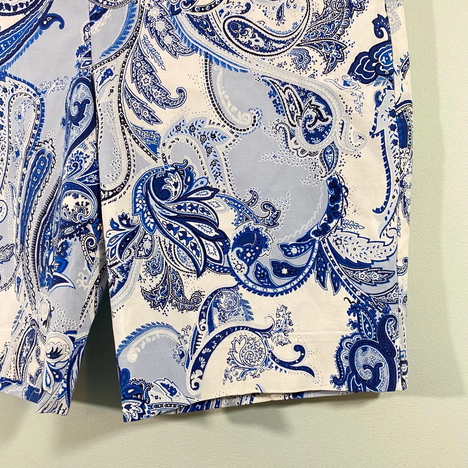 Chico's Women Blue Paisley Pull On Elastic Waist Chino Shorts Size 2.5 - Image 3